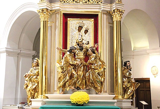 ◄	Oprócz ołtarza głównego w kościele jest 10 ołtarzy bocznych i kaplica Grobu Chrystusowego.