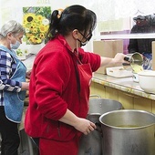 Pracownicy Kuchni Społecznej gotują codziennie 600 litrów zupy.