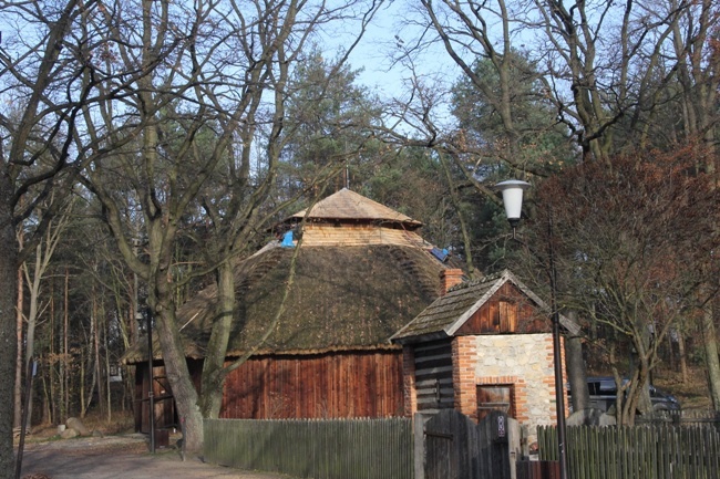 Wieżyczka na stodole z Grójca została pokryta gontem.