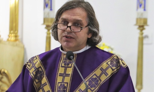 Homilię pogrzebową wygłosił ks. Paweł Śmigiel, kolekcjoner sztuki