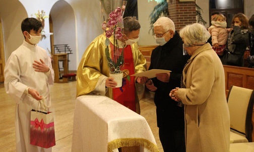 Ks. Piotr Leśniak przekazuje jubilatom specjalny list biskupa Romana Pindla.