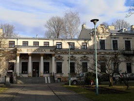 Książki można odbierać przed budynkiem biblioteki przy ul. Piłsudskiego 12.