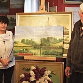 Artysta malarz Grzegorz Asłanian z żoną Elżbietą w domowej galerii.