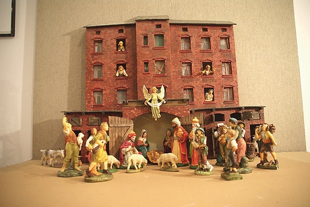 Jezus narodzony w „chlywiku” przy śląskim familoku – dzieło autorstwa Leona Kampki z Chorzowa.