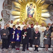 Pamiątkowe zdjęcie po Mszy Świętej.