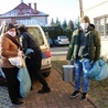 Streetworkerzy ze Strażą Miejską rozwożą gorące posiłki bezdomnym.