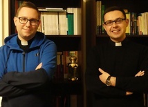 Księża Jakub Kuliński i Damian Broda prowadzą internetowe rekolekcje dla młodzieży starszej.