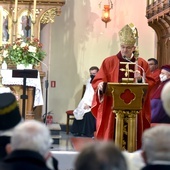 Biskup świdnicki w czasie homilii do górników i noworudzian.