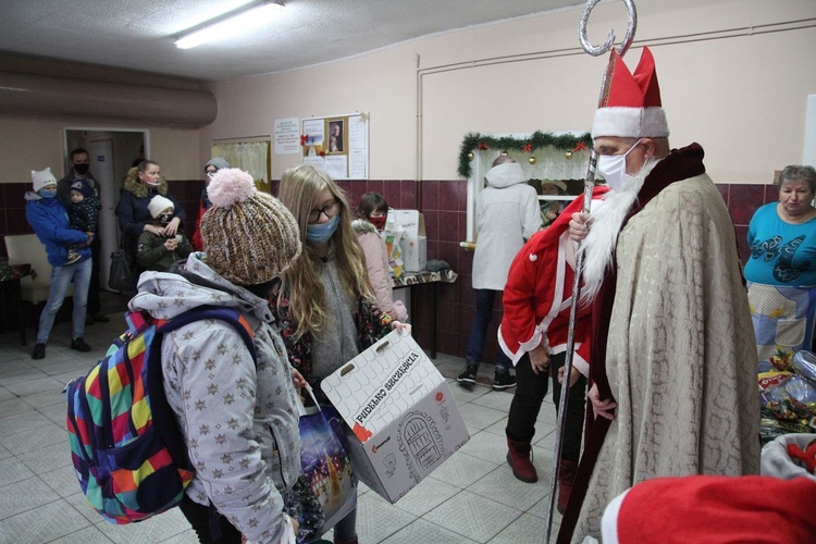 Na wszystkie dzieci czekały okazałe paczki, przygotowane przez bielsko-żywiecką Caritas i Towarzystwo Pomocy im. św. Brata Alberta w Bielsku-Białej.