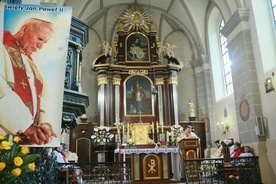 Ołtarz główny z wizerunkiem św. Mikołaja w kościele na Czwartku w Lublinie.