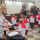 Bp Andrzej Jeż wręczył mianowanym „ministerialne teki”  wraz z podziękowaniem imiennie skierowanym do rodziców.