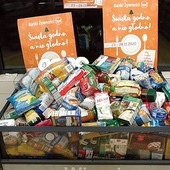 ▲	Pod koniec listopada w wybranych hipermarketach umieszczono koszyki oklejone plakatami Banku Żywności, w których kupujący odkładali dary.
