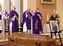 ▲	Duchowni w czasie Mszy św. żałobnej w wałbrzyskim kościele.