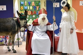Święty Mikołaj ucieszył się z obecności swojego pupila - osiołka Ryczusia.