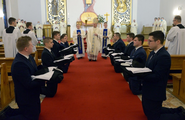 Bp Piotr Turzyński poświęcił i pozwolił alumnom III roku na założenie stroju  duchownego.