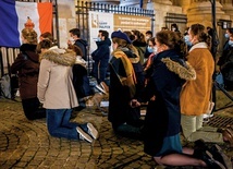 Katolicy modlący się przed zamkniętym z powodu epidemicznych obostrzeń kościołem pw. św. Sulpicjusza w Paryżu.