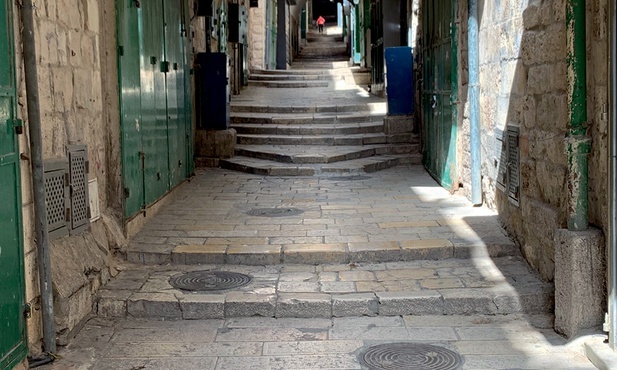 W Ziemi Świętej od marca nie ma pielgrzymów. Ludzie utrzymujący się z turystyki stracili źródło dochodów. Na zdjęciu: opustoszała stara Jerozolima.