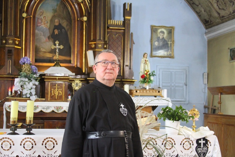 O. Wiesław Wiśniewski w zakonnej kaplicy, w ołtarzu - obraz przedstawiający św. Pawła od Krzyża.