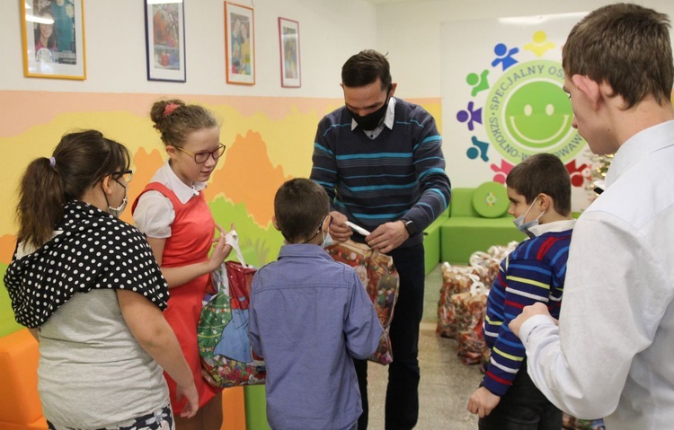 Grzegorz Giercuszkiewicz z bielsko-żywieckiej Caritas wręcza prezenty dzieciom ze sporyskiego ośrodka.