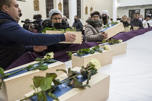 Przejmujący orszak. Pogrzeb nienarodzonych z warszawskich szpitali