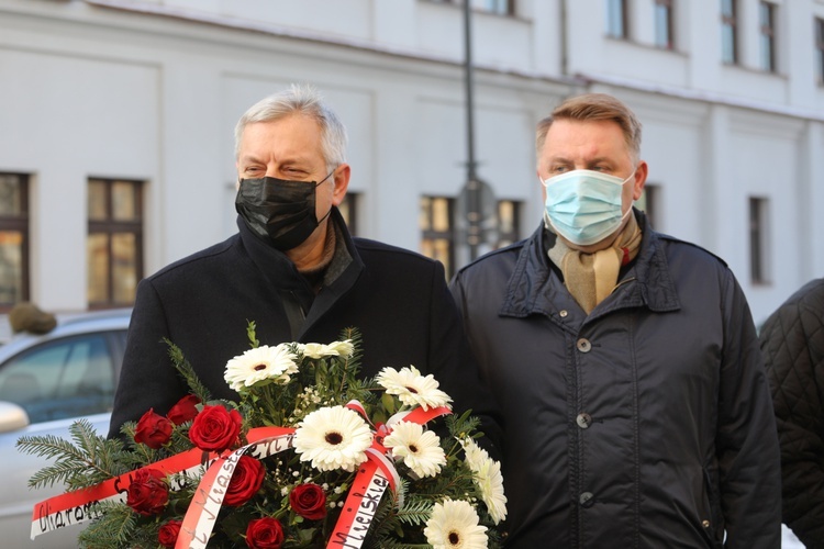 Kwiaty złozyli także prezydent miasta Jarosław Klimaszewski i Janusz Okrzesik, przewodniczący Rady Miejskiej.