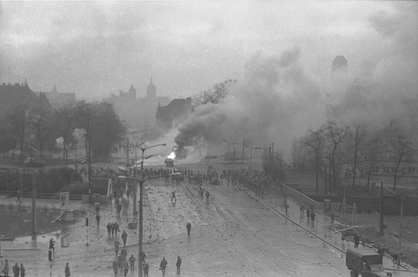 Walki uliczne w rejonie Huciska w Gdańsku 15 grudnia 1970 roku. W tle kościoły św. Mikołaja, św. Jana i Mariacki.