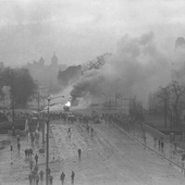 Walki uliczne w rejonie Huciska w Gdańsku 15 grudnia 1970 roku. W tle kościoły św. Mikołaja, św. Jana i Mariacki.