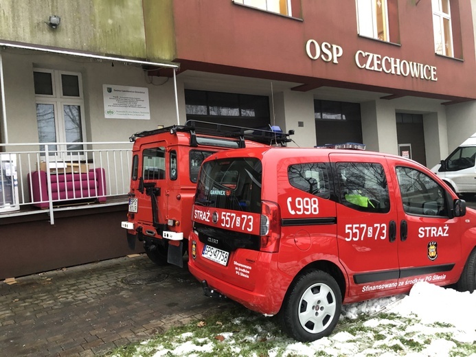 Dary pomagali rozwozić gospodarze tegorocznego magazynu: strażacy z OSP Czechowice