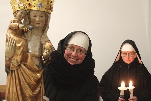 Siostry benedyktynki od czterech wieków modlą się przed statuą Madonny z Dzieciątkiem.