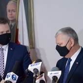 Na konferencji prasowej ministrowi Czarnkowi (z lewej) towarzyszył poseł Marek Suski.