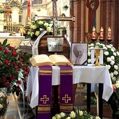 Udekorowana trumna w kościele, gdzie trwała wielogodzinna modlitwa.