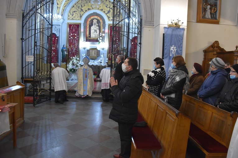 Biskup Roman zatrzymał się na chwilę osobistej modlitwy w kaplicy Matki Bożej.