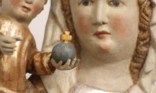 Figura Matki Bożej Sierpeckiej jest najstarszą w diecezji rzeźbą wotywną, uznaną za cudowną.