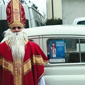 Parafian odwiedził święty, który zawiózł paczki potrzebującym dzieciom.