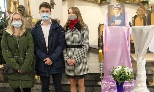 Martyna Mietła, Jakub Wizner i Elżbieta Cembala wnieśli relikwie bł. Hanny Chrzanowskiej do kościoła NMP Królowej Polski.
