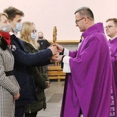 Licealiści przekazali duszpasterzom salwatoriańskim do intronizacji relikwie bł. Hanny Chrzanowskiej - patronki chorych, służb medycznych i... ich szkoły.