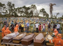 Symbolem przegranej walki z koronawirusem pozostanie Brazylia, gdzie odnotowano największą liczbę zarażonych wirusem SARS-CoV-2 i zmarłych na COVID-19. Ofiary pandemii często grzebano podczas zbiorowych pogrzebów, w obecności jedynie najbliższych krewnych. Na zdjęciu: pogrzeb na cmentarzu covidowym w Manaus.