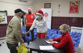 Wolontariusze Caritas wręczali paczki podopiecznym bielskiego "Brata Alberta".