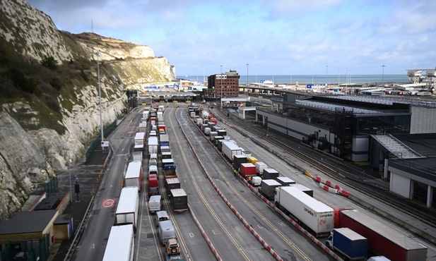 Polscy medycy robią w Dover testy kierowcom czekającym na wjazd do Francji