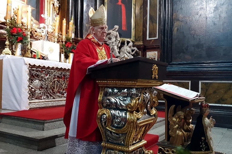 Bp Ignacy Dec w czasie głoszenia homilii w święto św. Szczepana.
