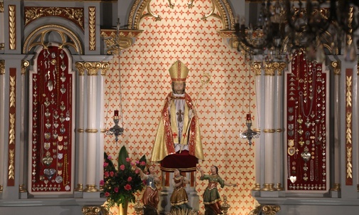 Przed słynącą łaskami pierściecką figurą św. Mikołaja i jego relikwiami modlii się parafianie i pielgrzymi