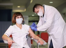 W szpitalu w Warszawie zaszczepiono pierwszą osobę na COVID-19 