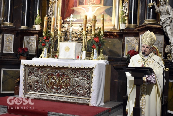 Bp Marek Mendyk w czasie głoszenia homilii.