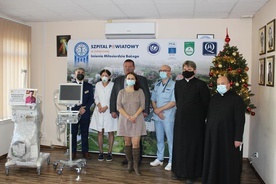 Parafia w Męcinie przekazała szpitalowi w Limanowej respirator i kardiomonitor