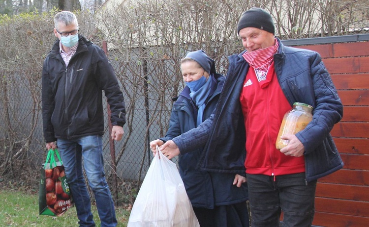 Wolontariusze z s. Wiesławą zaraz zapakują do samochodu gorącą zupę, z którą pojadą do domów potrzebujących.