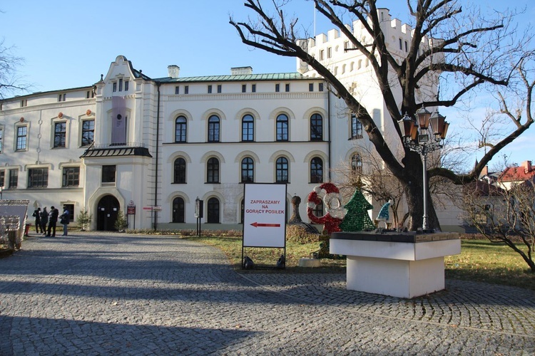 Gorąca zupa czeka na potrzebujących na placu między Zamkami w Żywcu.