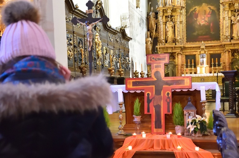 Poranna modlitwa ze śpiewem Taizé odbyła się w bazylice św. Mikołaja.
