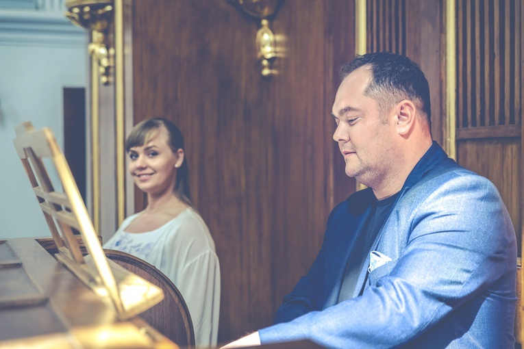 Joanna Rolewska i Szymon Kowalczyk służą swymi talentami muzycznymi w parafii Niepokalanego Poczęcia NMP w Rawie Mazowieckiej.