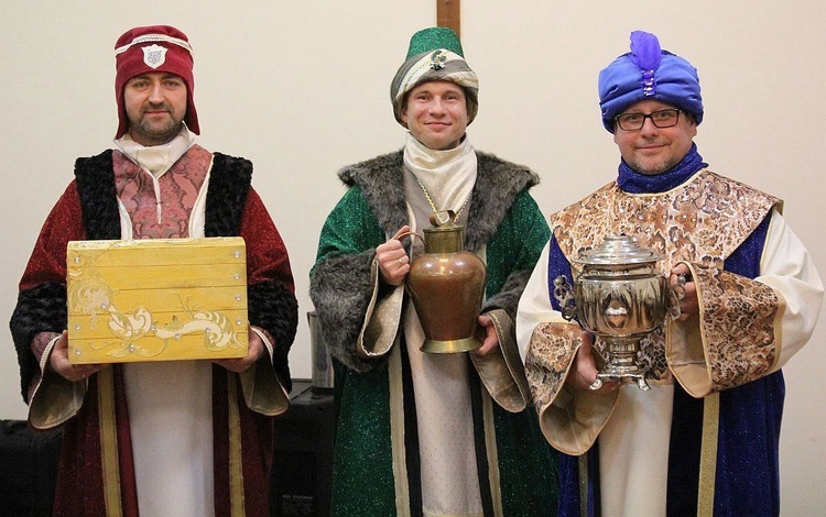 Od lewej aleksandrowiccy mędrcy: Marek Klimek - król europejski, Łukasz Szymkowiak - król azjatycki i Marek Labudda - król afrykański (jeszcze zmieni mu się kolor skóry).