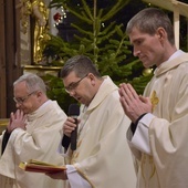 Biskup Wojciech Osial wraz z kapłanami dziękował Bogu za miniony rok, przeprazał za grzechy i prosił o błogosławeiństwo na kolejne miesiące. 